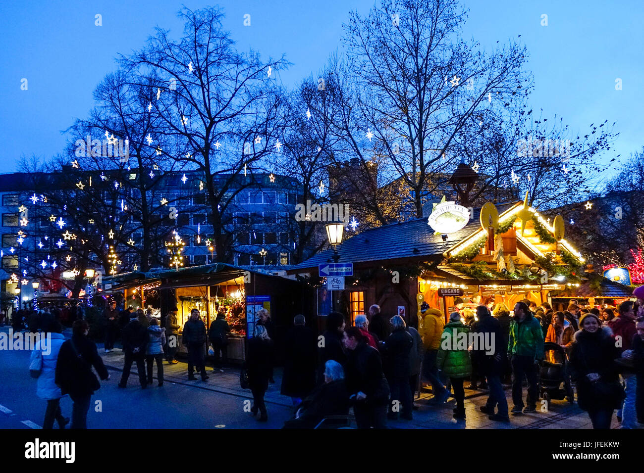 Weihnachtsmarkt in der Kuh-Markt in München, Bayern, Deutschland Stockfoto