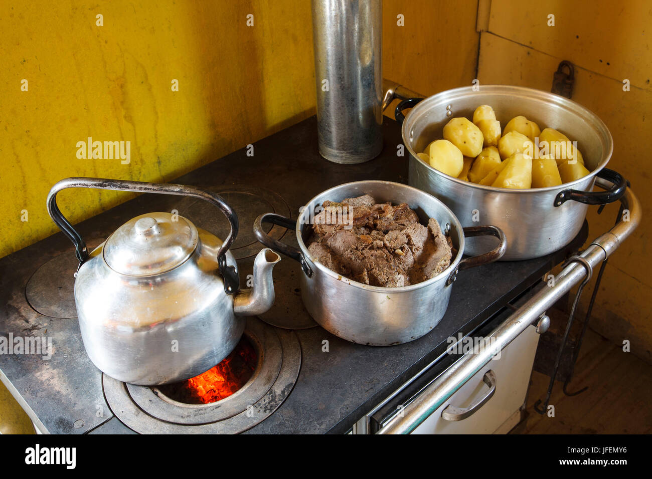 Chile, Araucania, Temuco, Mapuche, Küche, Kartoffeln und Fleisch des Pferdes vorbereiten, Stockfoto