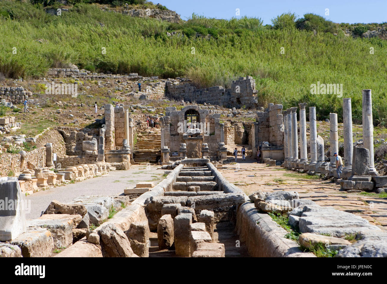 Perge, antike Stadt, die am besten erhaltene Stadt der Antike Pamphylien, Boulevard, Nymphäum, dahinter das Acropolis Hill Stockfoto