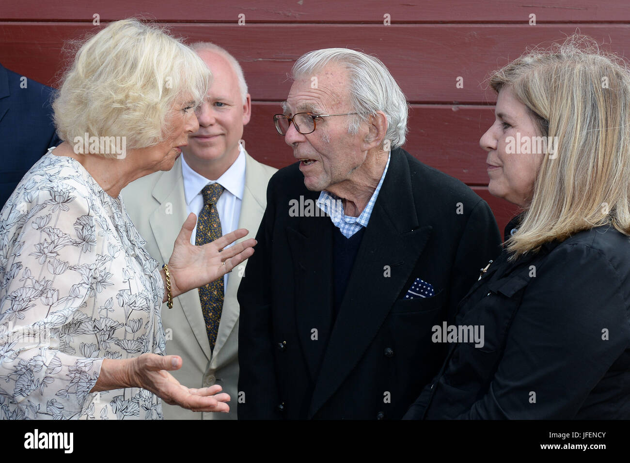 Die Herzogin von Cornwall trifft Kriegsveteran Edward Rose, 92, mit ihrem Vater Major Bruce Shand, während eines Besuchs in Norman Hardie Winery in Südontario, tagsüber zwei von ihrem Besuch in Kanada mit der Prince Of Wales in Spangenberg Schloss inhaftiert war. Stockfoto
