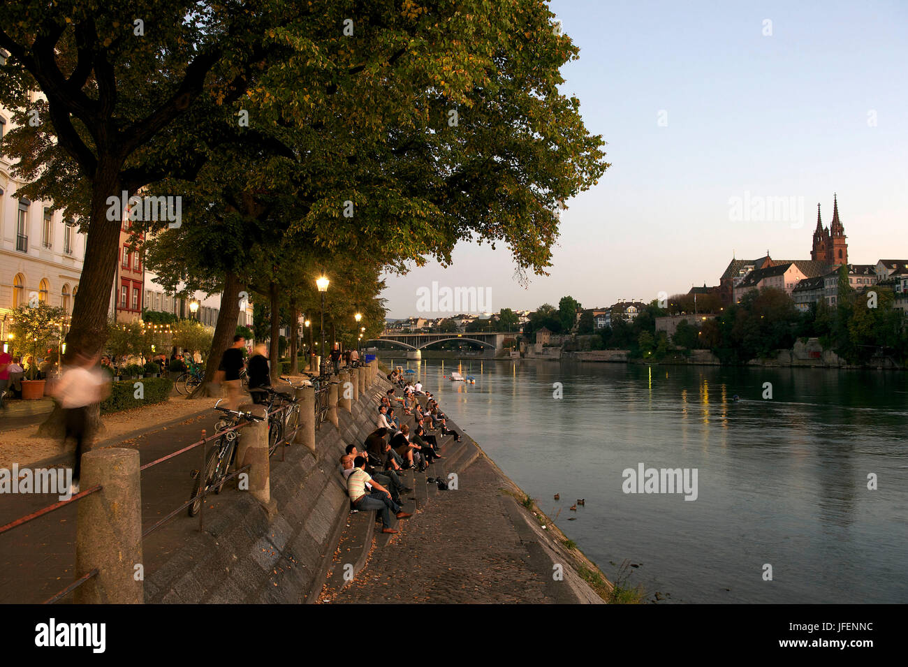 Schweiz, Kanton Basel-Stadt, Basel, Kleinbasel Stadtteil am rechten Ufer des Rheins mit dem Blick auf die Kathedrale Stockfoto