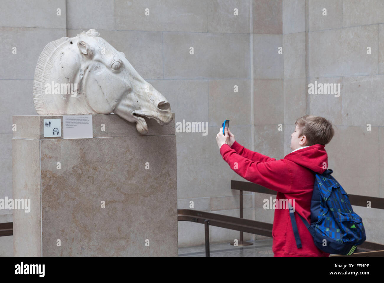 England, London, British Museum, die Parthenon-Skulpturen, Besucher fotografieren Pferde Kopf Stockfoto