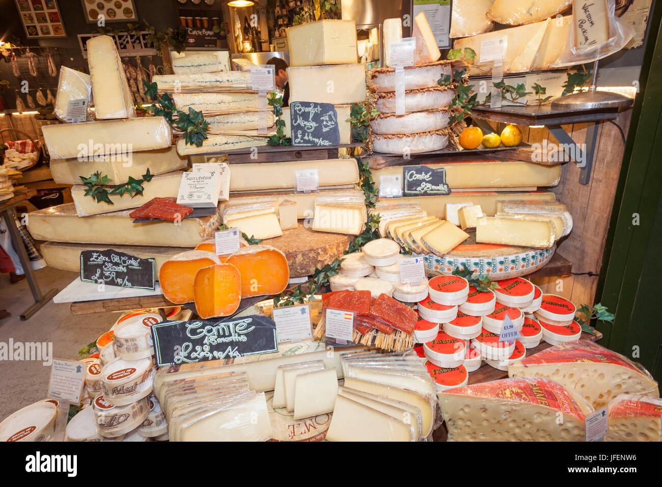 England, London, Southwark, Borough Market, Anzeige von Käse Stockfoto