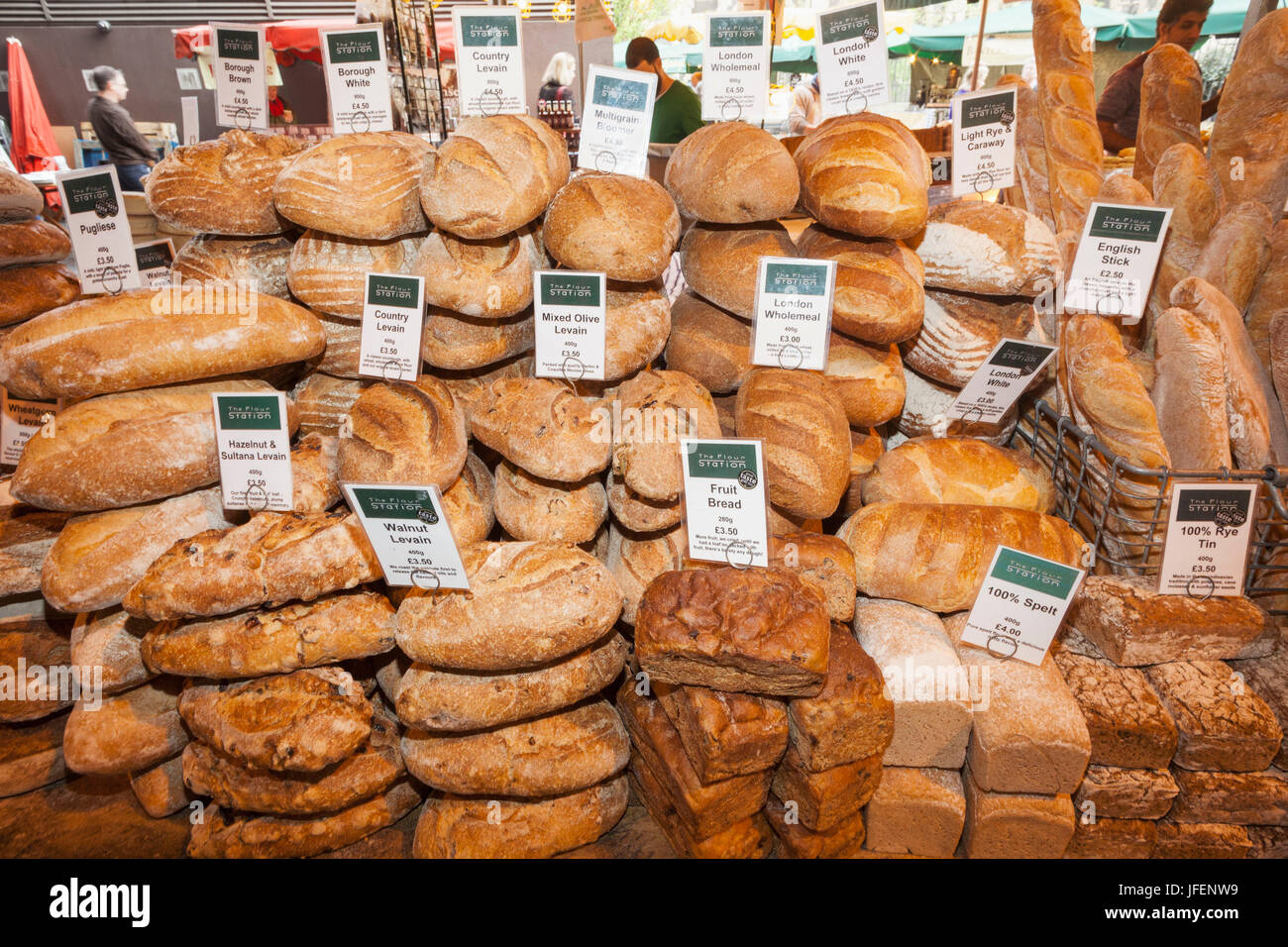 England, London, Southwark, Borough Market, Anzeige von Brot Stockfoto
