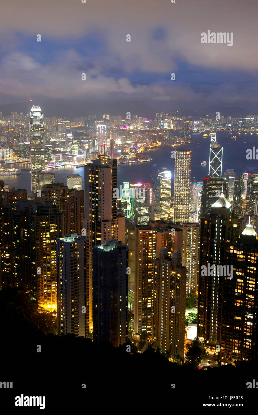 China, Hong Kong, Blick vom Victoria Peak auf Hong Kong Island und Kowloon Halbinsel im Hintergrund Stockfoto