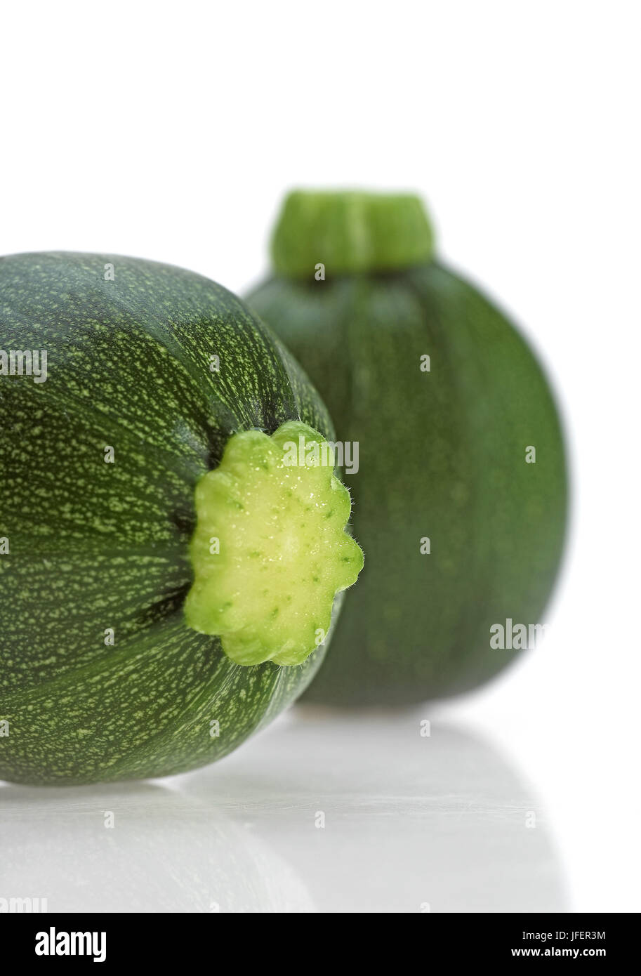 Runde Zucchini oder Zucchini Cucurbita Pepo vor weißem Hintergrund Stockfoto