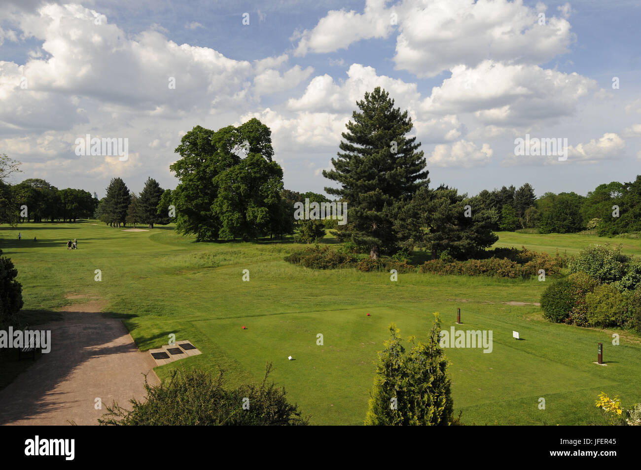 Blick auf den 1. Abschlag auf der Pam Barton Kurs Golfclub Royal Mid Surrey Richmond Surrey England Stockfoto