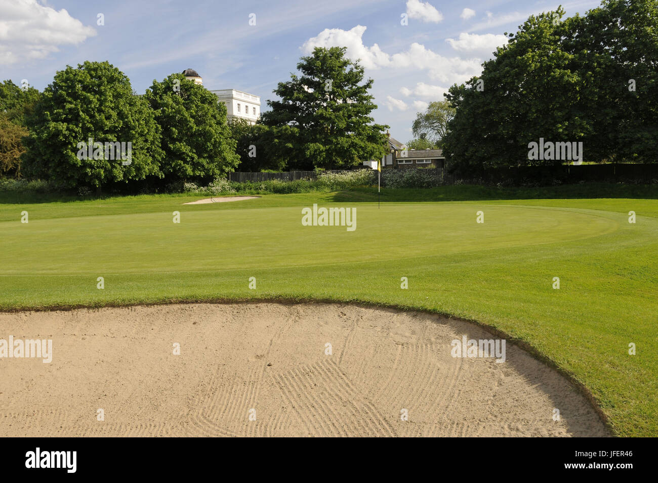 Blick auf den 15. Grün und Flagge auf Pam Barton Kurs mit des Königs Sternwarte Royal Mid Surrey Golf Club Richmond Surrey England Stockfoto