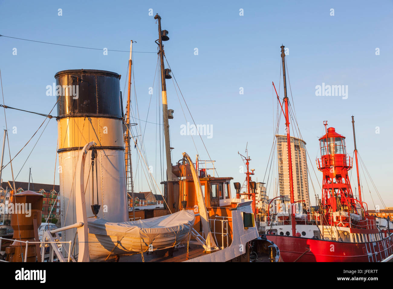 Wales, Glamorgan, Swansea, Swansea Docks, National Waterfront Museum, historische Schiffe und moderne Apartments am Wasser Stockfoto