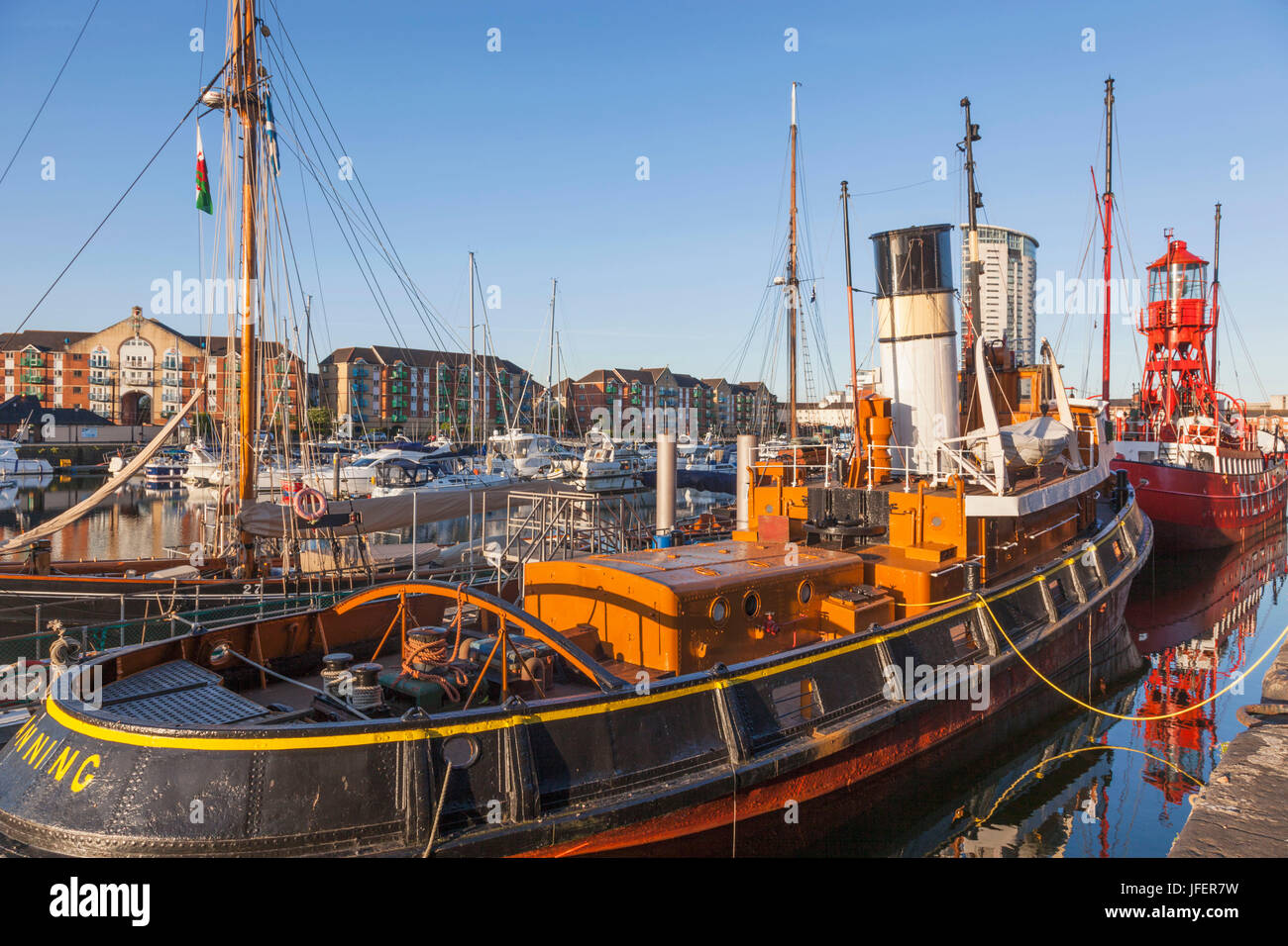 Wales, Glamorgan, Swansea, Swansea Docks, National Waterfront Museum, historische Schiffe und moderne Apartments am Wasser Stockfoto