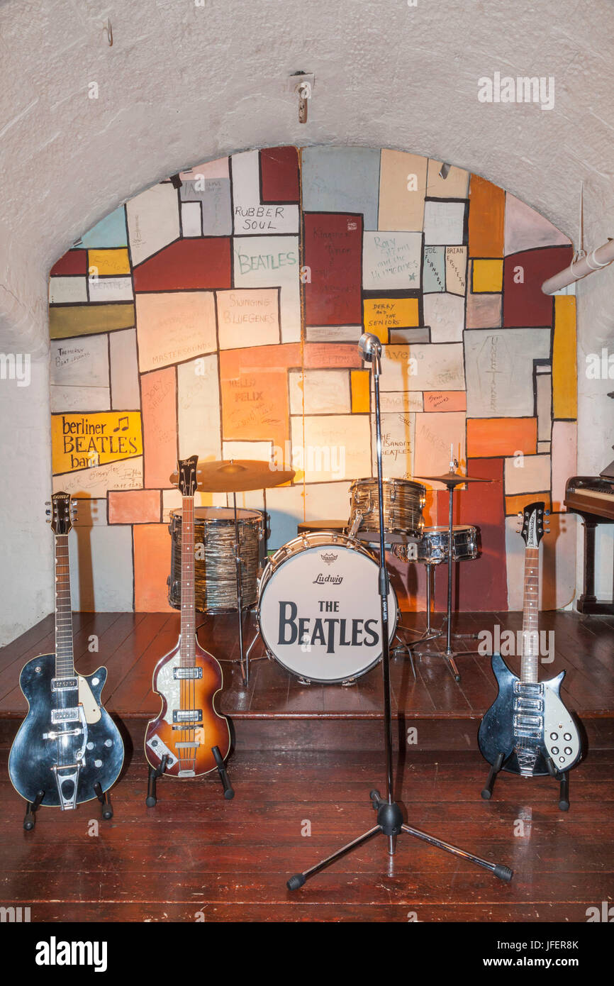 England, Merseyside, Liverpool, Albert Dock, die Beatles Story, Interieur Ausstellung von nachgebauten Bühne des Cavern Club Stockfoto