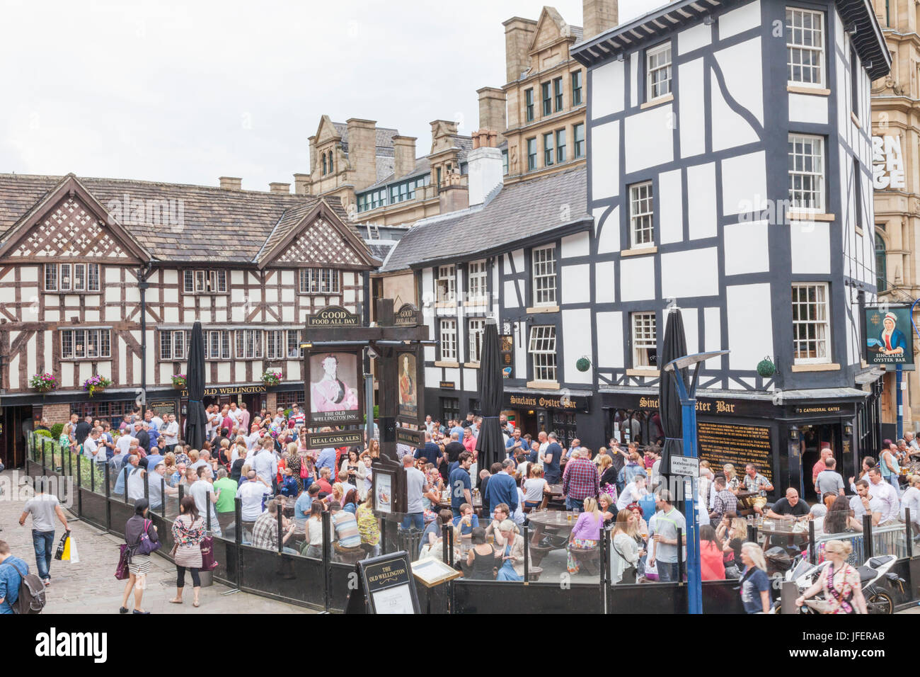 England, Manchester, die alte Wellington Inn Pub und Sinclairs Oyster Bar Stockfoto