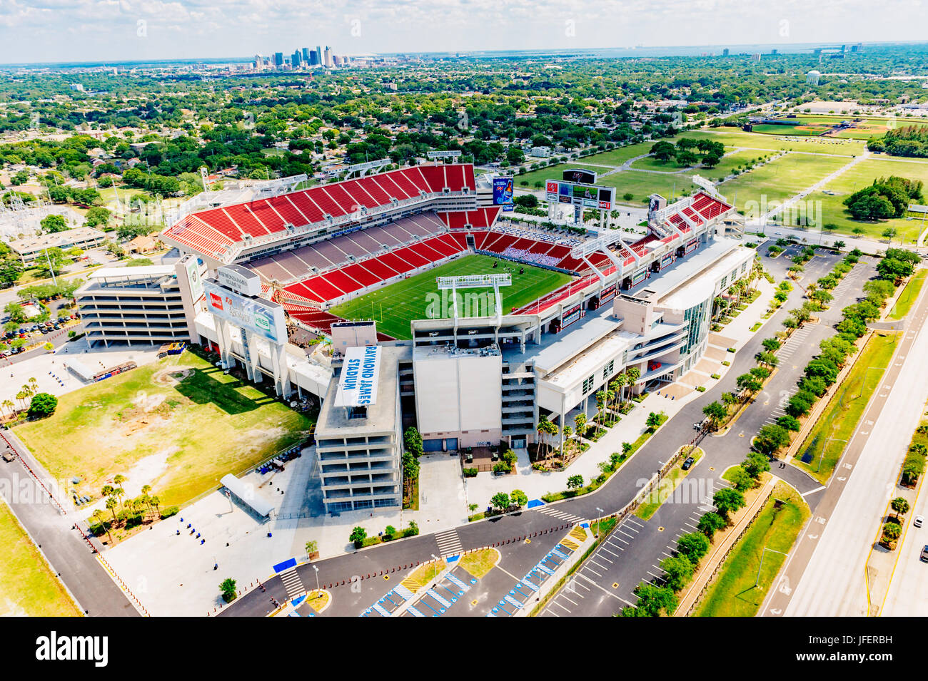 Luftaufnahme von Raymond James Stadium, Tampa, Florida, USA, einem großen amerikanischen Fußball-Stadion. Stockfoto