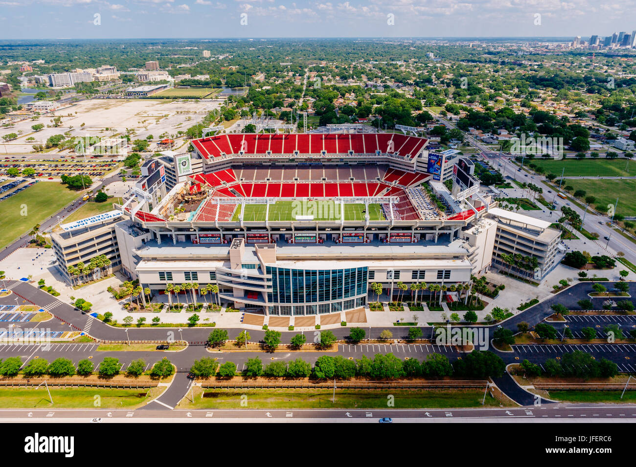 Luftaufnahme von Raymond James Stadium, Tampa, Florida, USA, einem großen amerikanischen Fußball-Stadion. Stockfoto