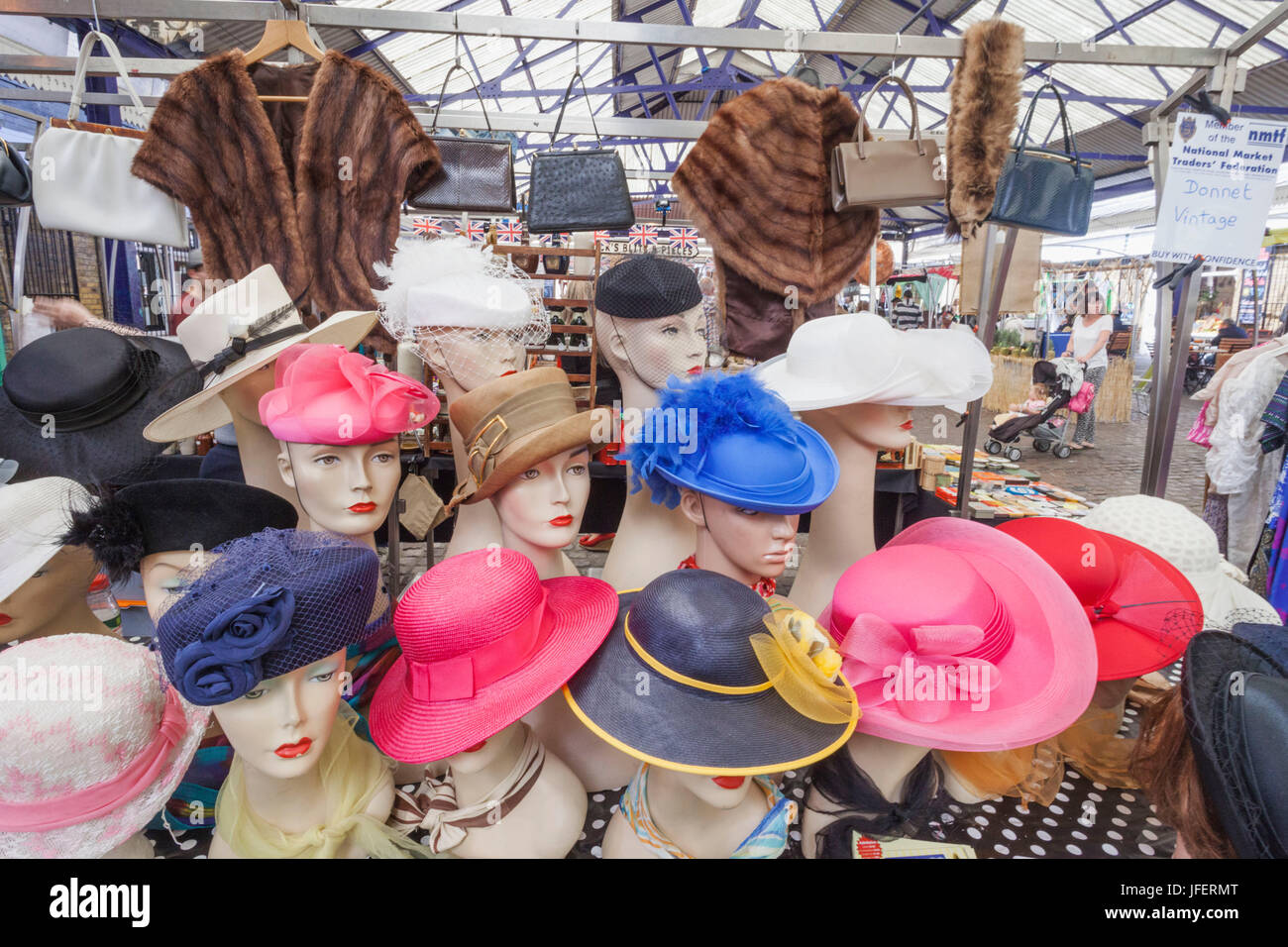 England, London, Greenwich, Greenwich Market, Anzeige von Vintage Damenhüte Stockfoto