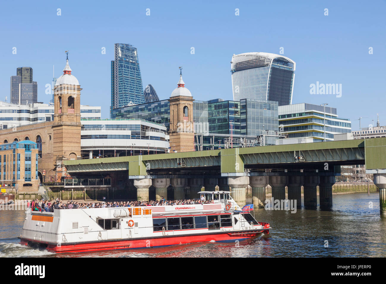 England, London, Stadt, Skyline Tour Boot vorbei Stadt und Bahnhof Cannon Street Stockfoto