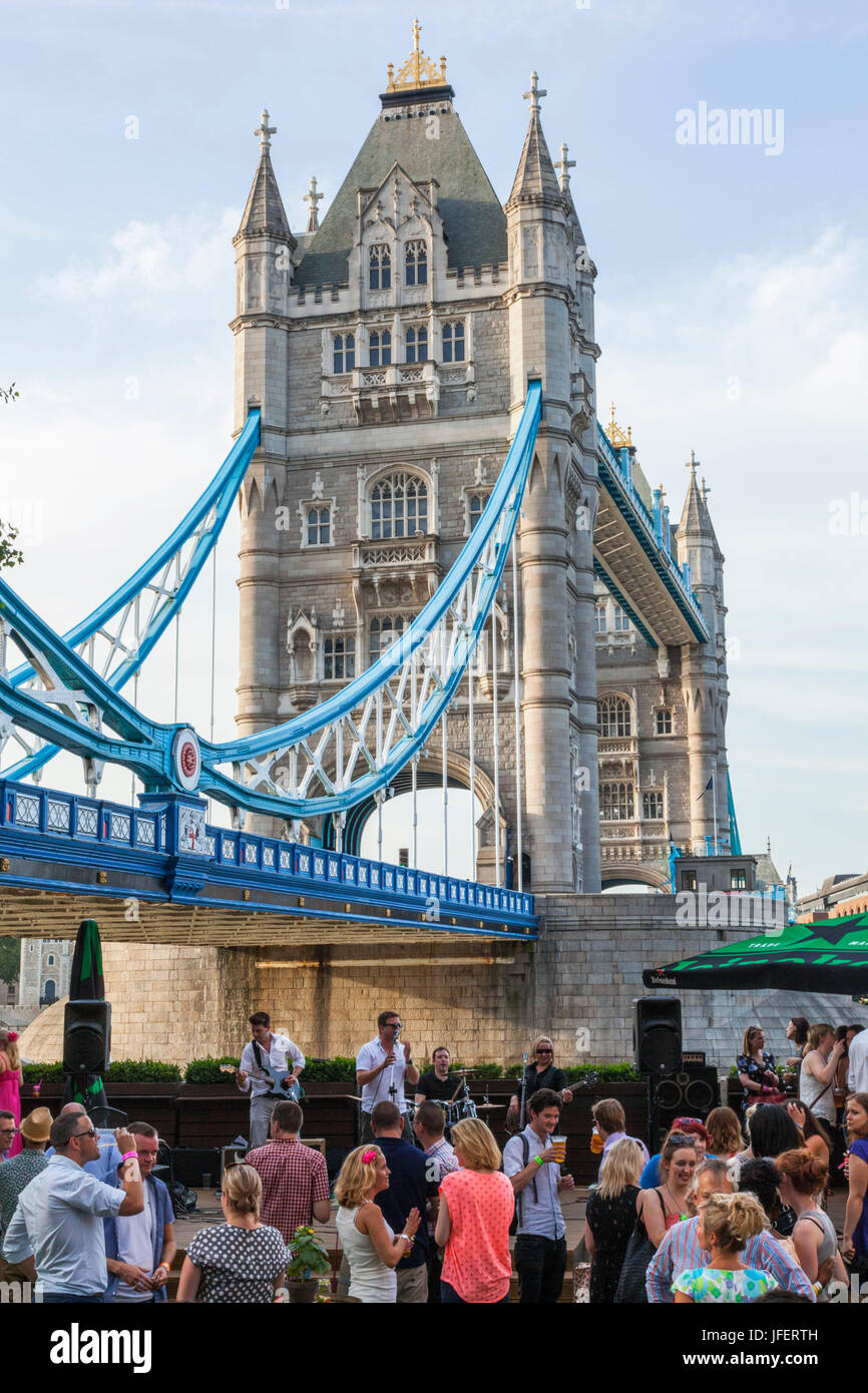 England, London, Tower Bridge und Bar-Szene Stockfoto