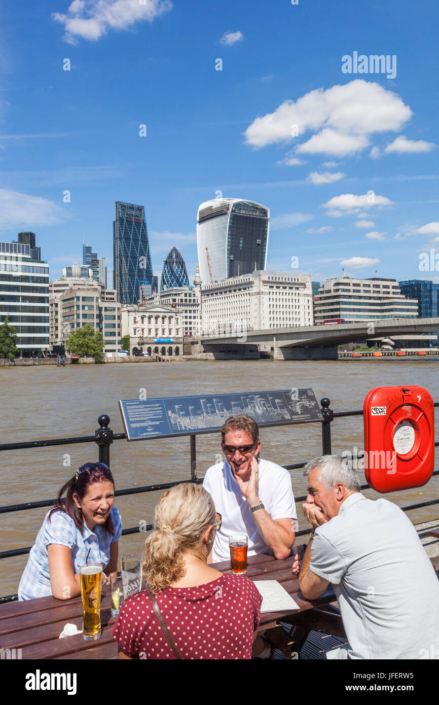 England, London, Southwark, Riverside Pub Kunden und Skyline der Stadt Stockfoto