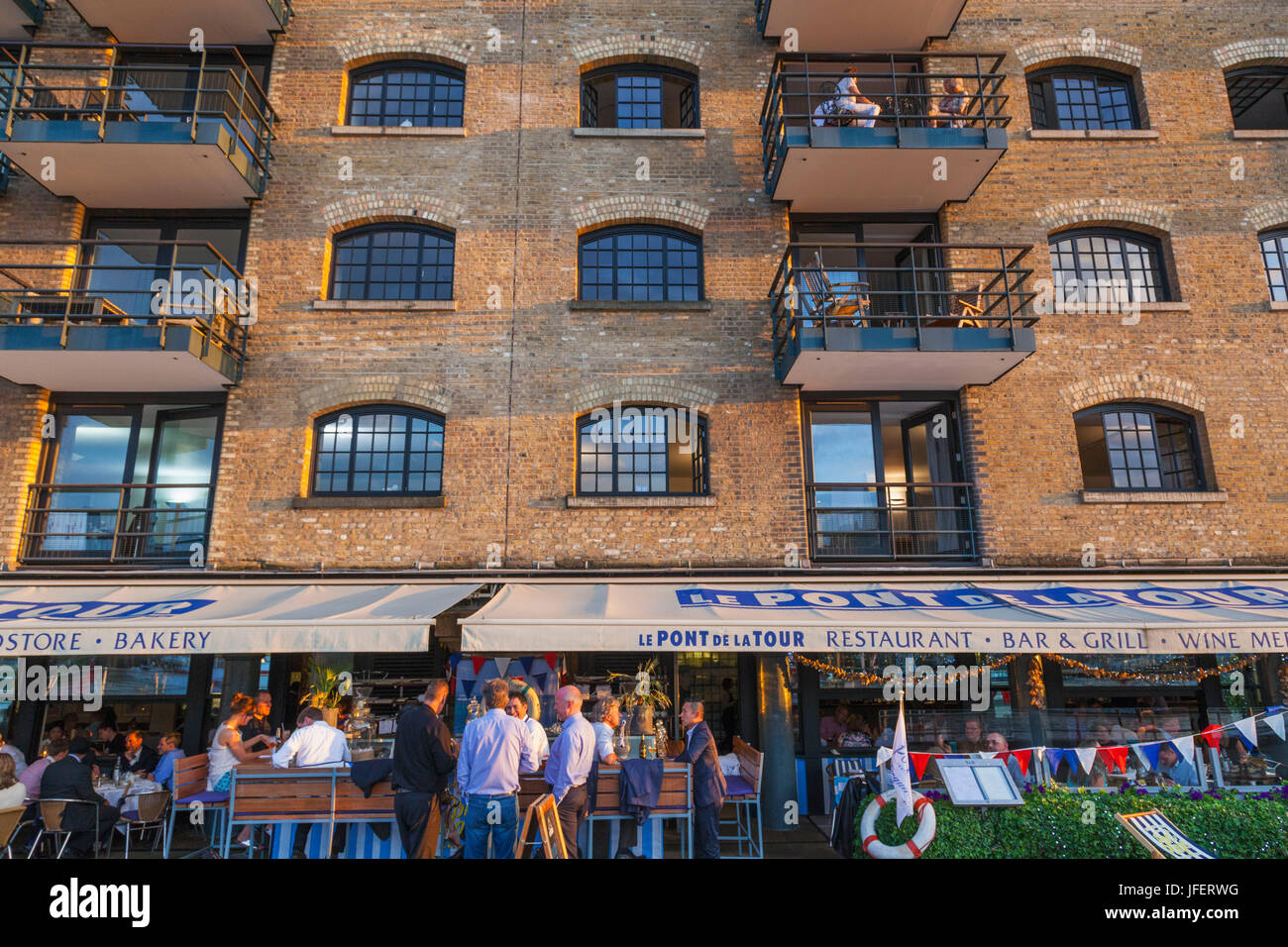 England, London, Southwark, Butlers Wharf, Restaurants am Flussufer Stockfoto