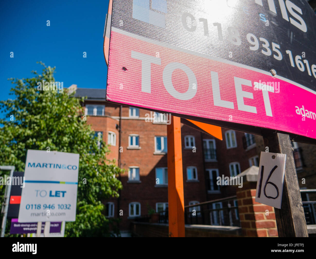 Um Zeichen zu lassen, zu blockieren, der Wohnungen, Reading, Berkshire, England Stockfoto