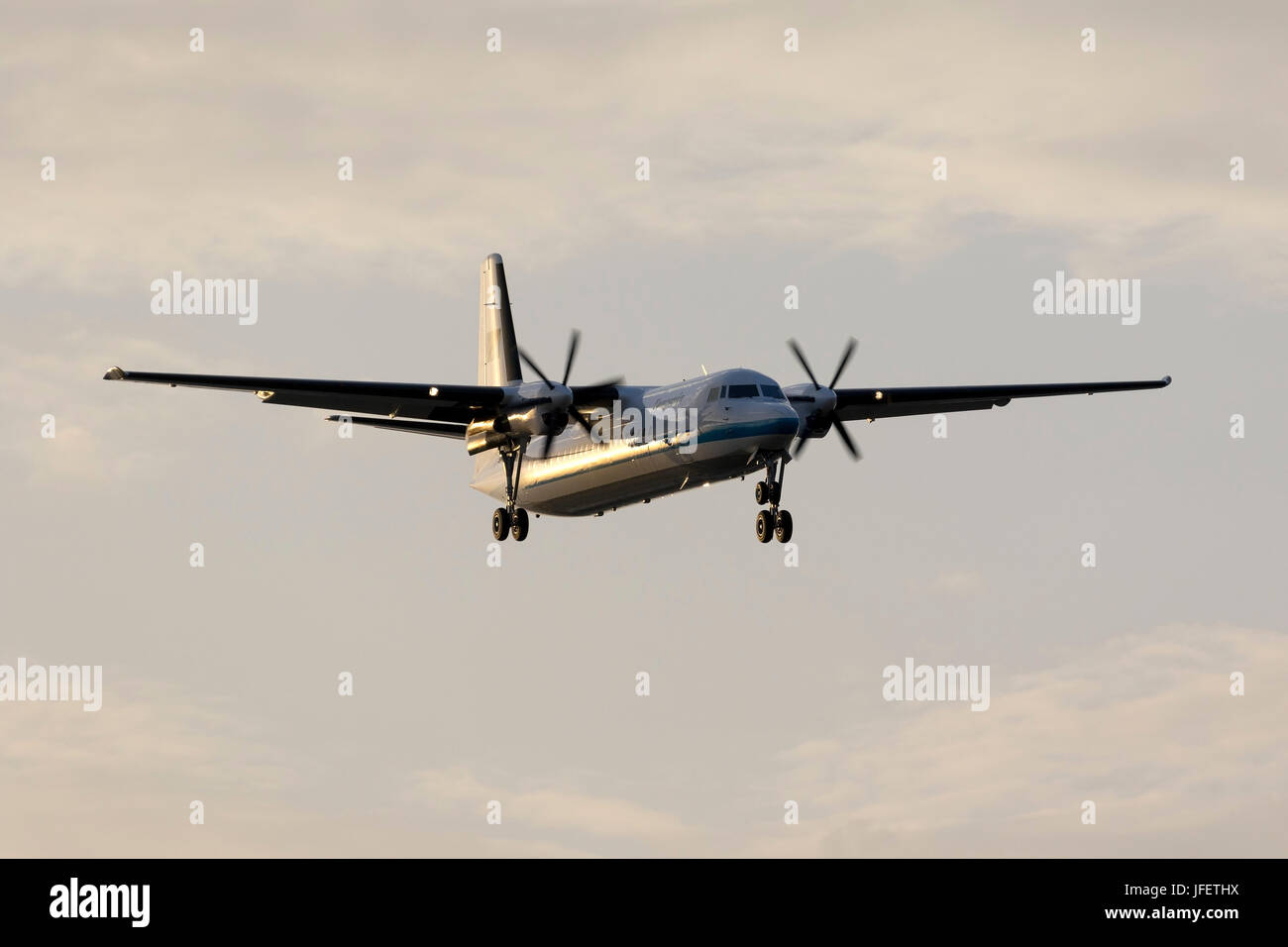 Tansanias Regierung Fokker 50 [5H-TGF] Finale Landebahn 13 in den späten Abend. Stockfoto