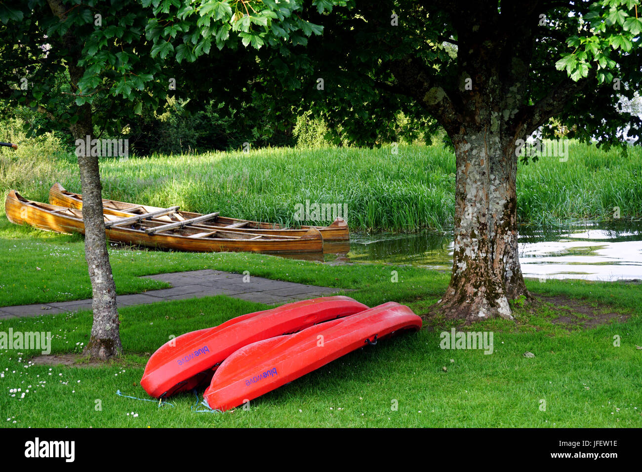 Holz- Ruderboote und Kanus von Lusty Beg Boa Insel Lough ErneCounty Fermanagh Northern Ireland Stockfoto