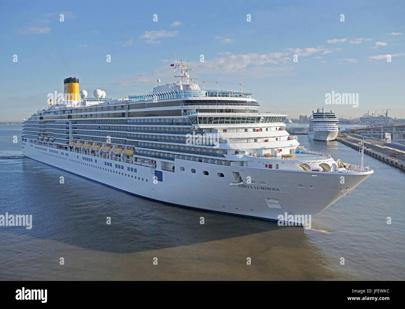 Costa Luminosa Kreuzfahrtschiff im Hafen von St. Petersburg, Russland