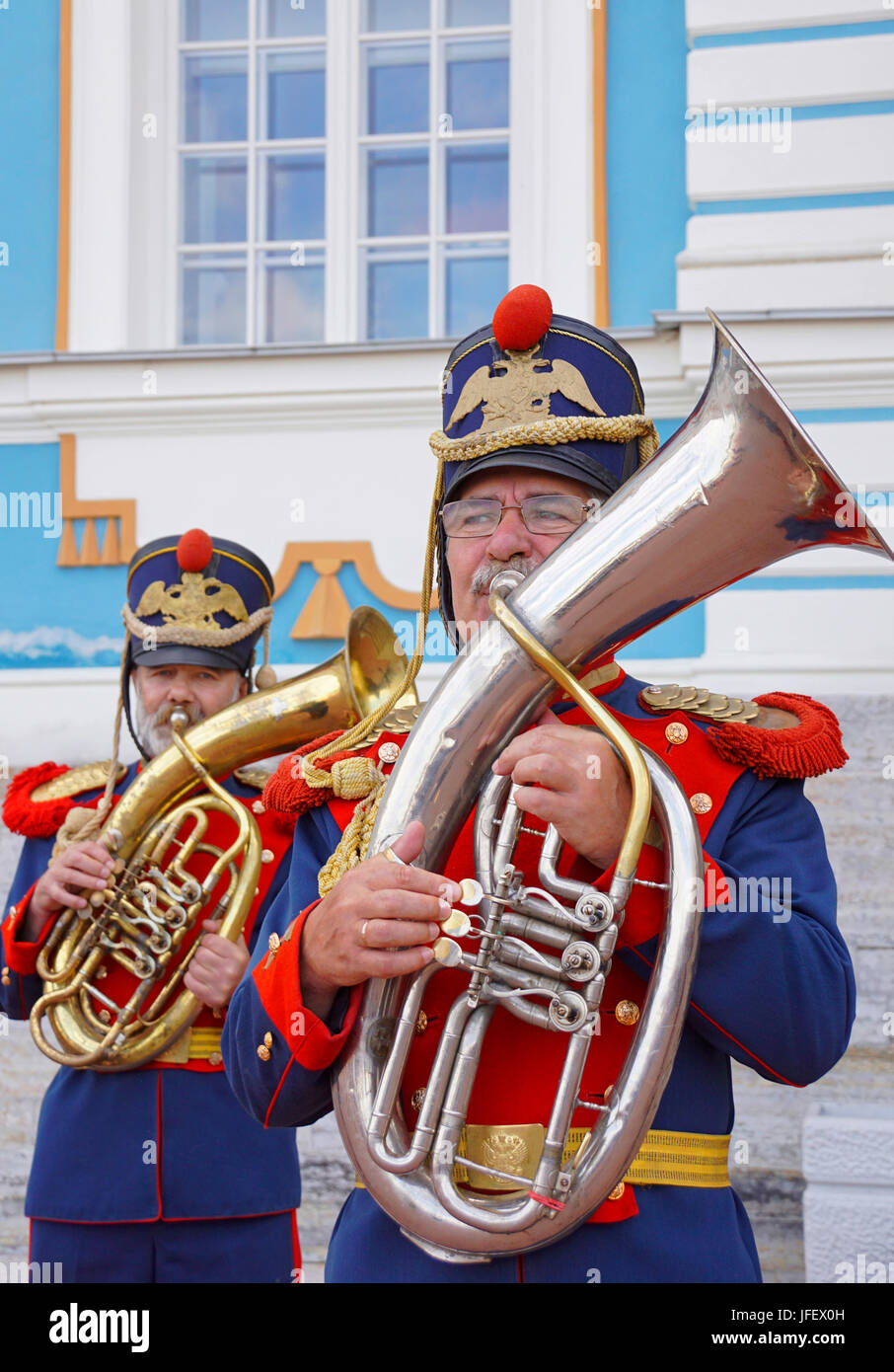 Musiker im kaiserlichen Uniformen im Katharinenpalast in St. Petersburg, Russland. Stockfoto
