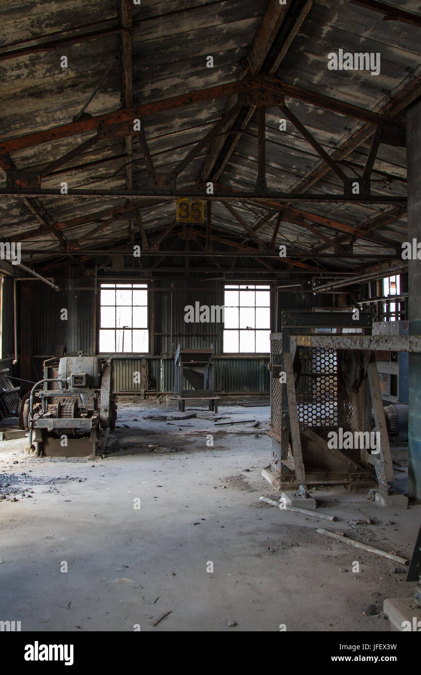 Alte verlassene Fabrik mit Maschinen Stockfoto