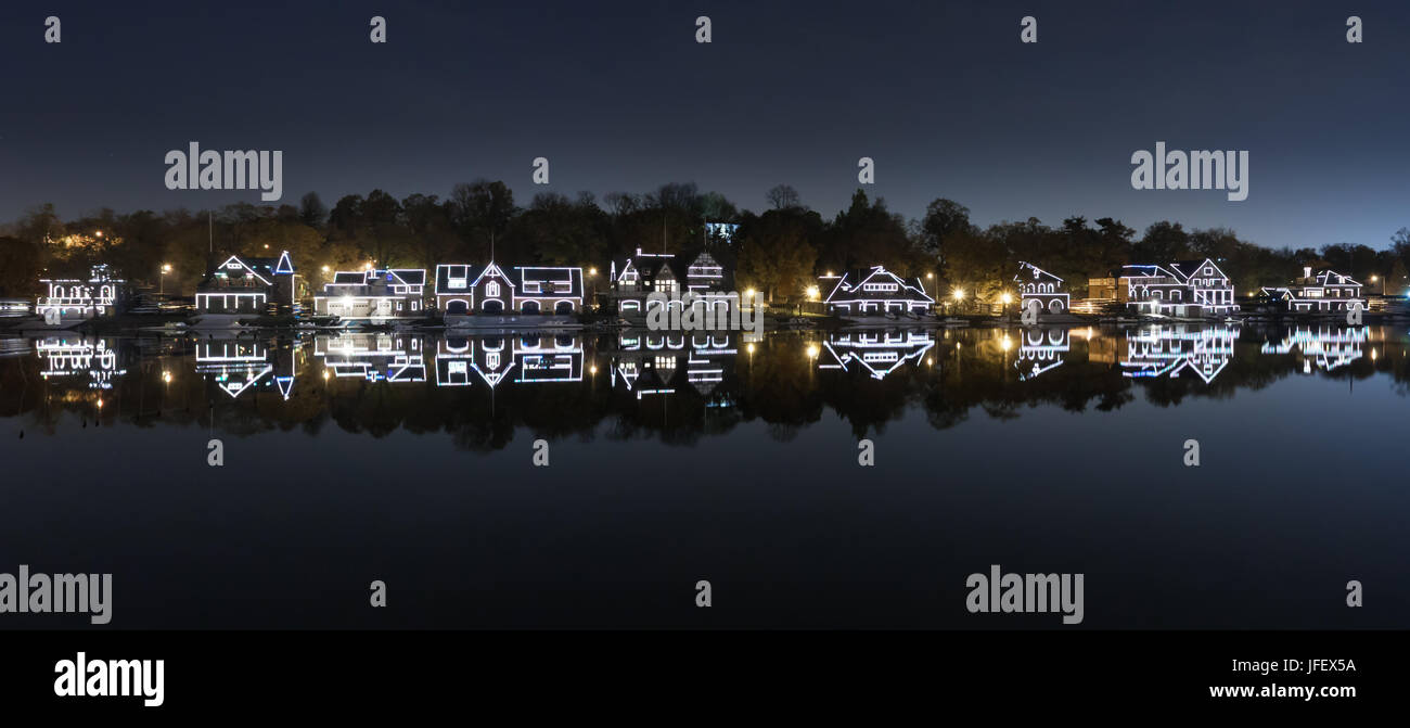 Nacht entlang Boathouse Row entlang des Schuylkill River in Philadelphia, Pennsylvania Stockfoto