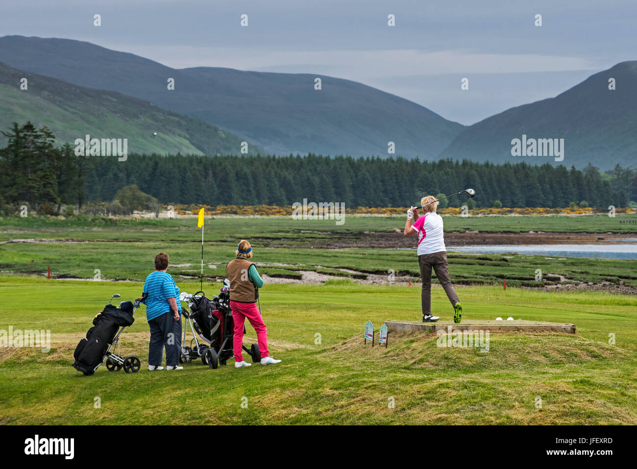 Drei ältere Frauen auf schottischen Golfplatz Golf spielen in Lochcarron, Wester Ross, Schottland, Vereinigtes Königreich Stockfoto