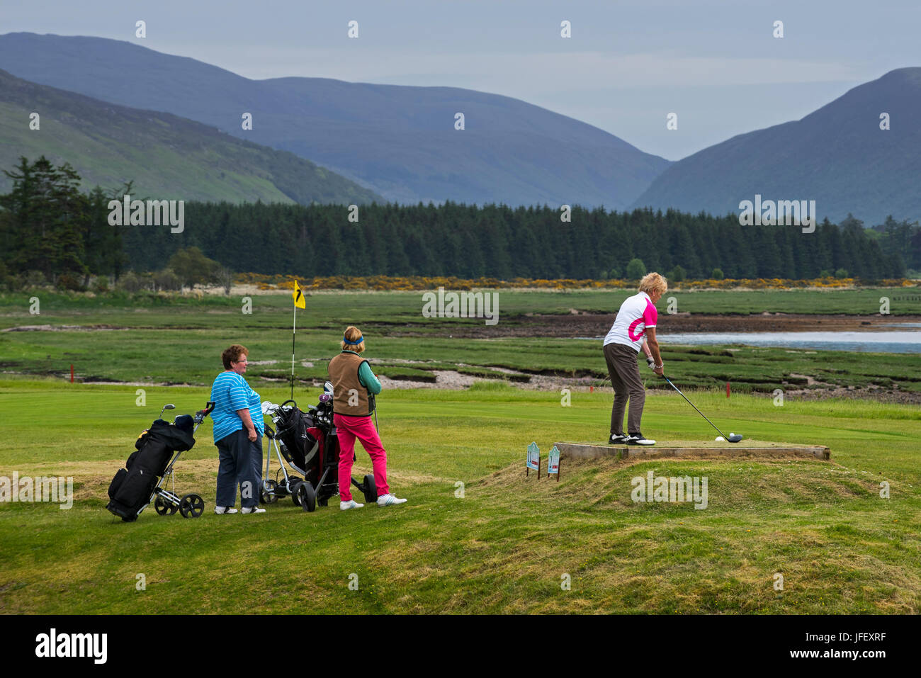 Drei ältere Frauen auf schottischen Golfplatz Golf spielen in Lochcarron, Wester Ross, Schottland, Vereinigtes Königreich Stockfoto