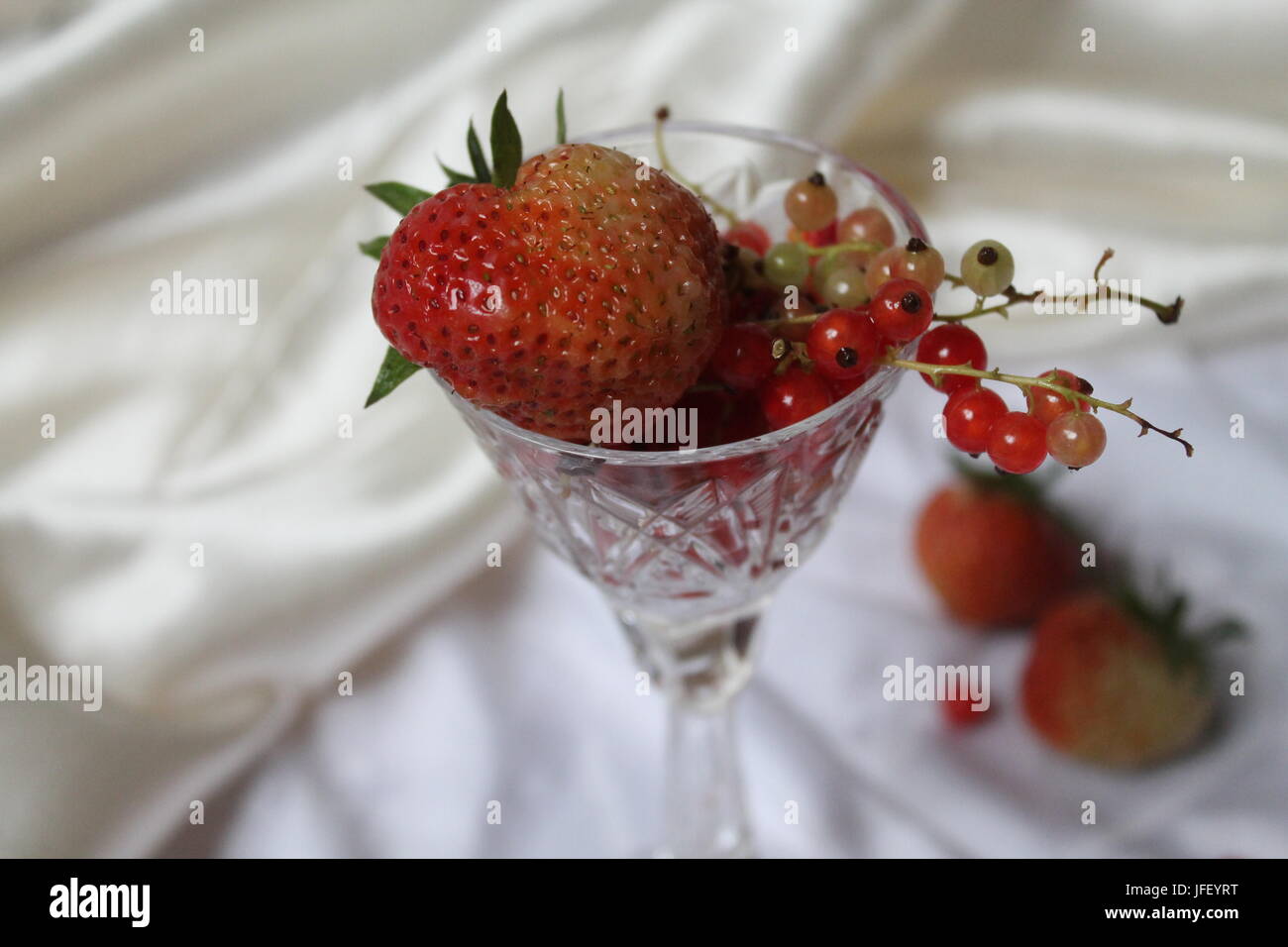 frische reife Erdbeeren und süße Johannisbeere Berry in Kristallglas vorbereiten für cocktail-party Stockfoto