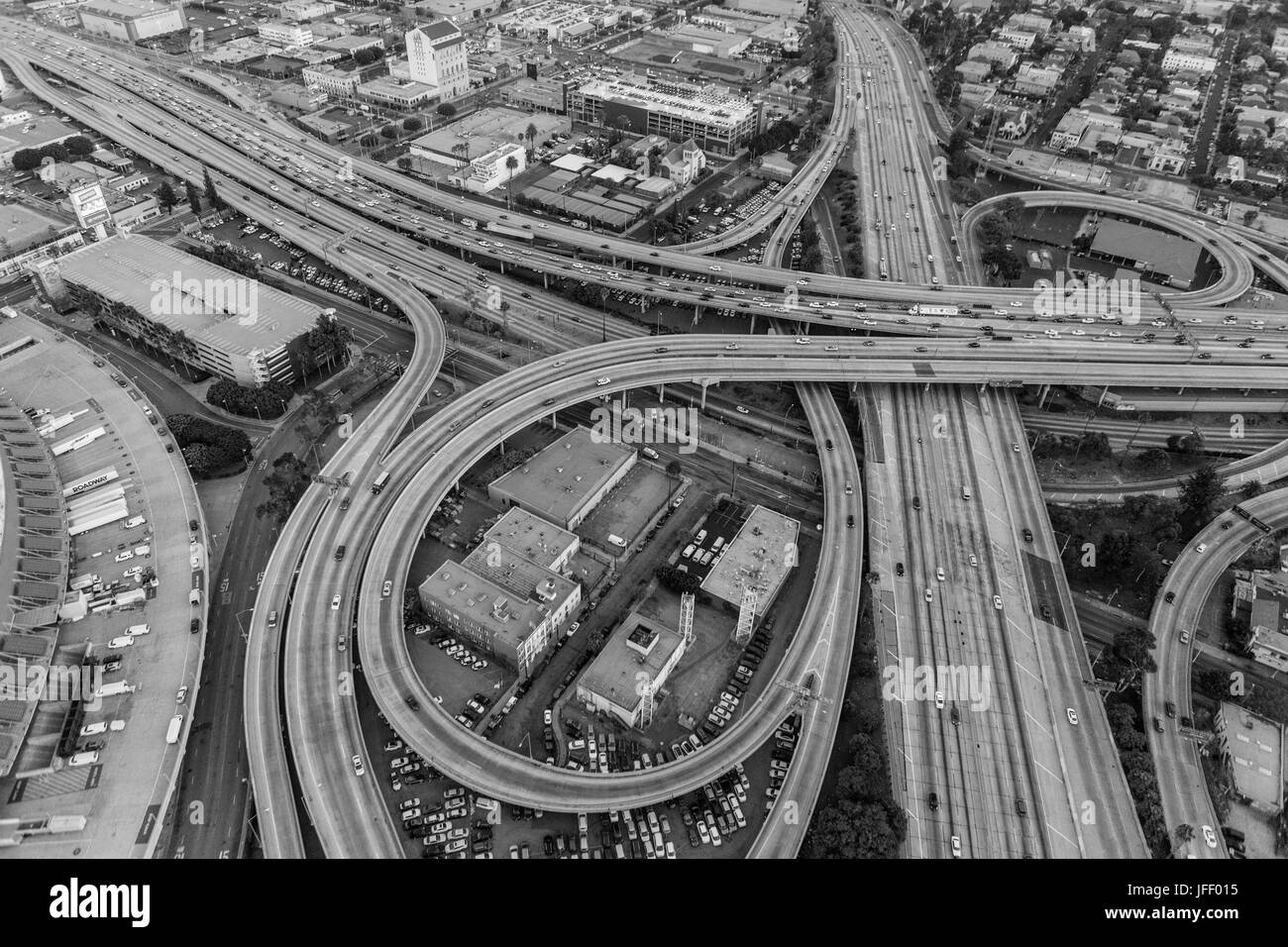 Los Angeles, Kalifornien, USA - 21. Juli 2016: schwarz und weiß Abenddämmerung Antenne des Santa Monica 10 und 110 Harbor Freeway Austausch nahe der Innenstadt von Los Stockfoto