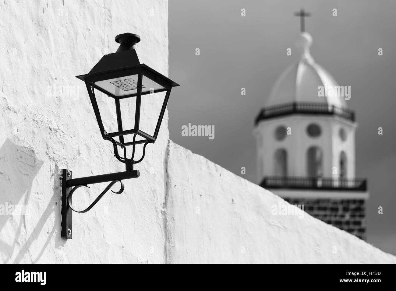 Lampe mit Kirche in Teguise, Lanzarote Stockfoto