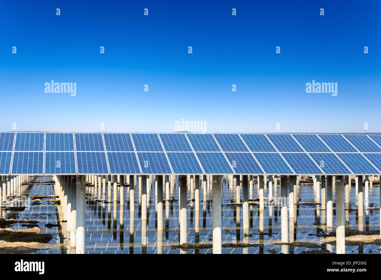Solarenergie mit blauer Himmel Stockfoto
