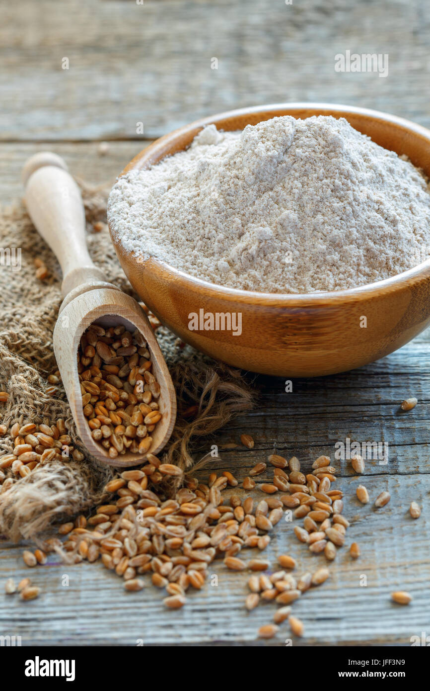 Weizen Vollkornmehl in eine hölzerne Schüssel. Stockfoto