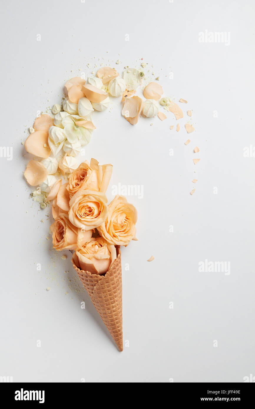 Waffel Kegel mit Blumen Stockfoto