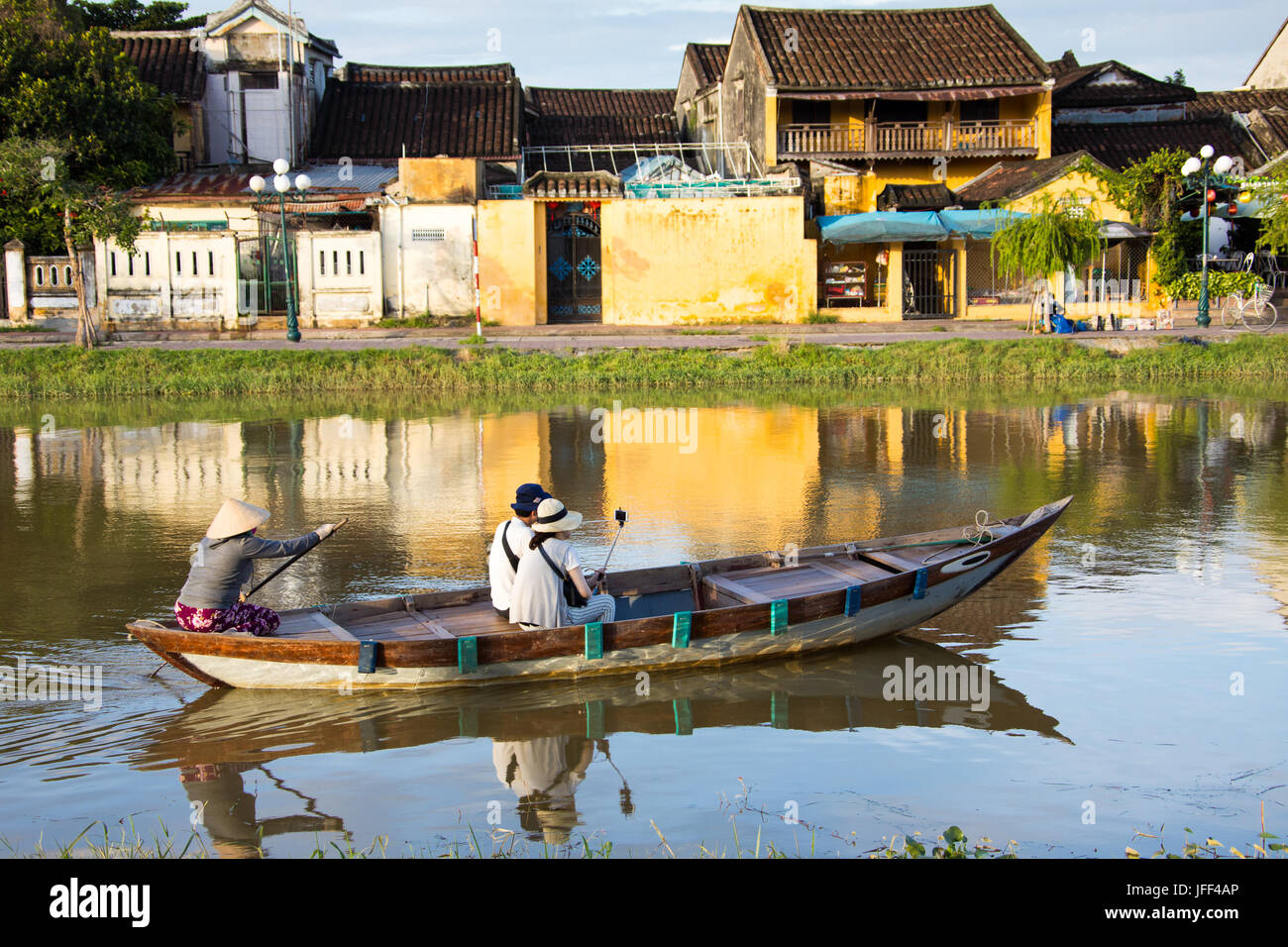 Asiatische Touristen in einem Ruderboot am Thu Bon Fluss in Hoi An, VietnamHoi, Vietnam Stockfoto