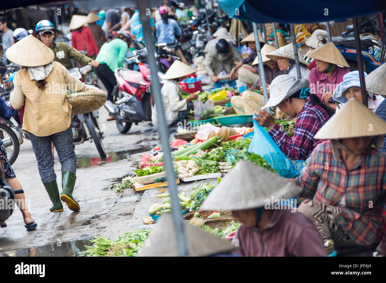 Frauen verkaufen frisches Gemüse in Hoi An Markt, Hoi an, Vietnam Stockfoto