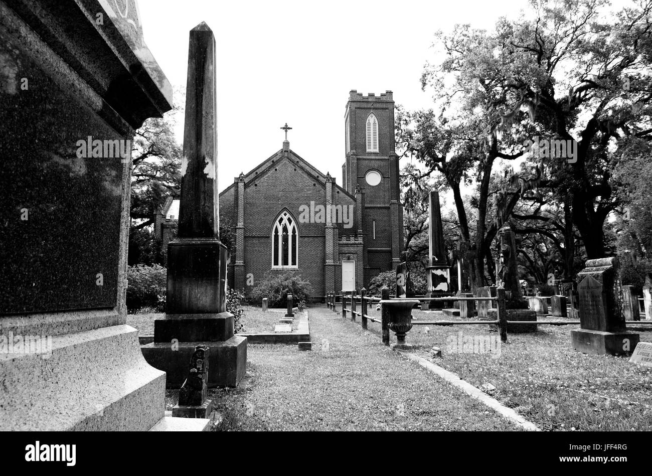 ST. FRANCISVILLE, LOUISIANA, USA – 2009: Gräber vor historischen Grace Episcopal Church. Stockfoto