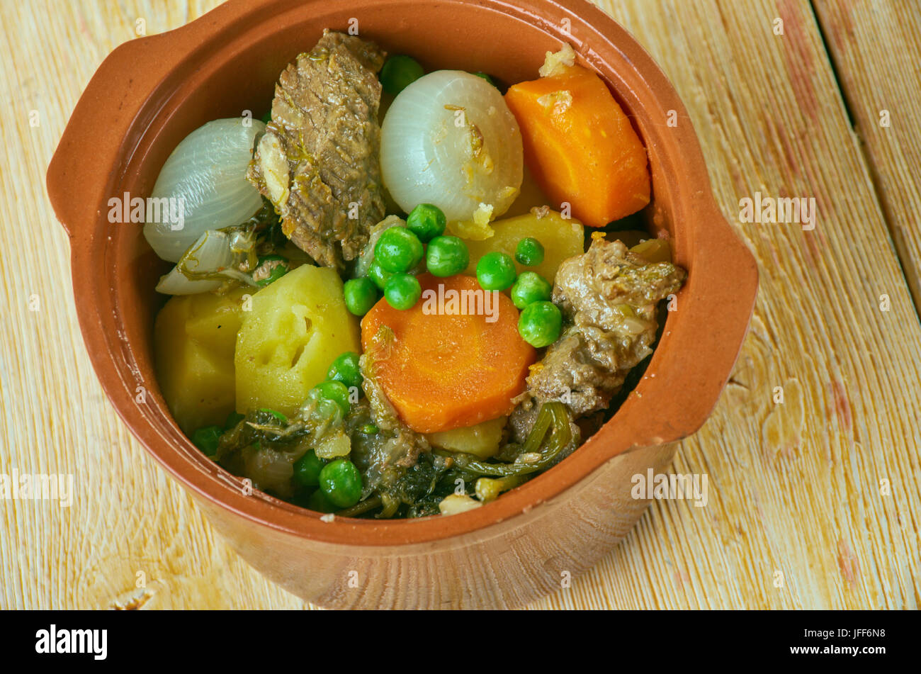 Agnello con piselli freschi Stockfoto