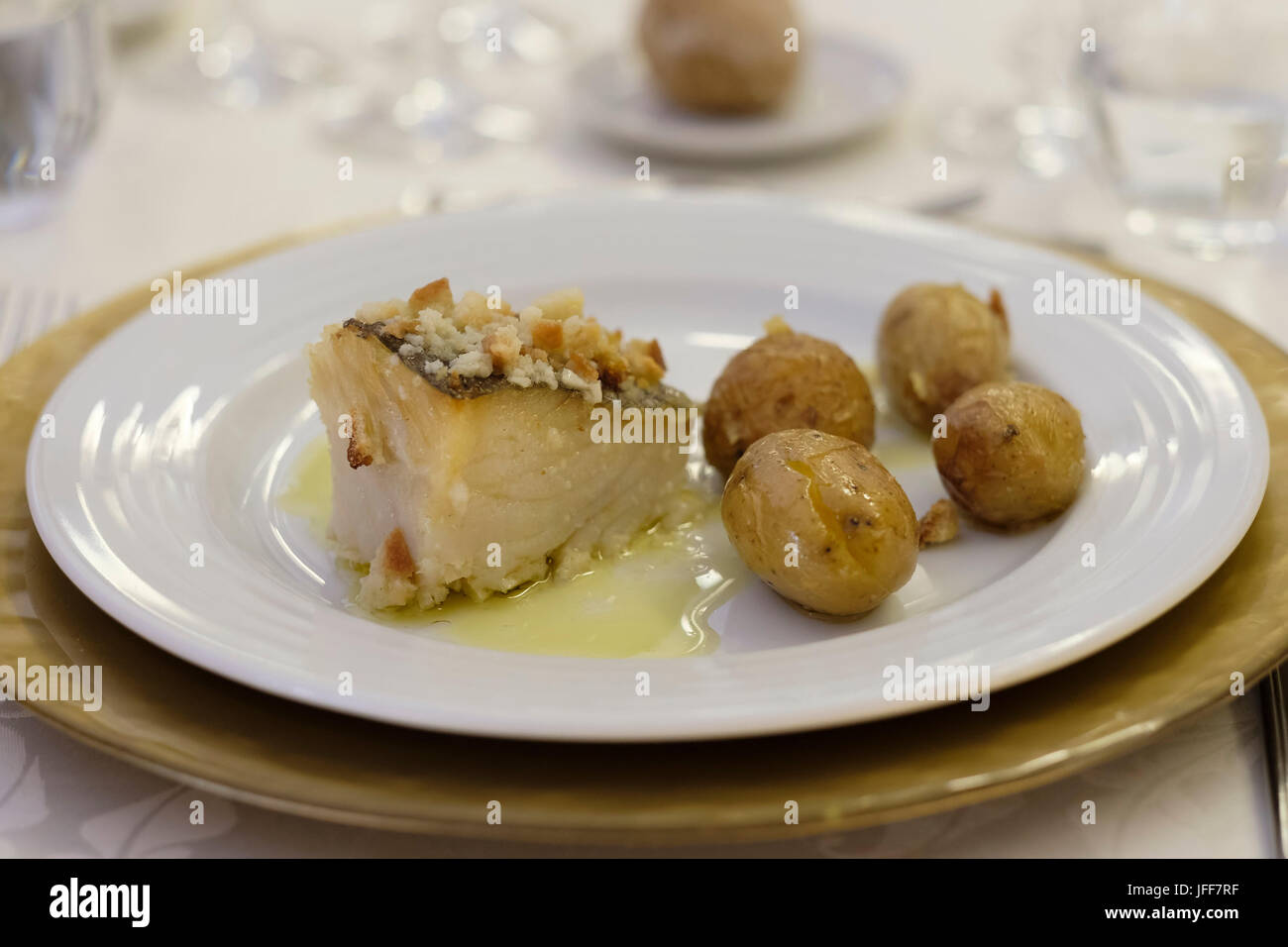 Typische portugiesische Gericht Bacalhau ein Lagareiro (Kabeljau mit Olivenöl, Zwiebeln und Kartoffeln) Stockfoto
