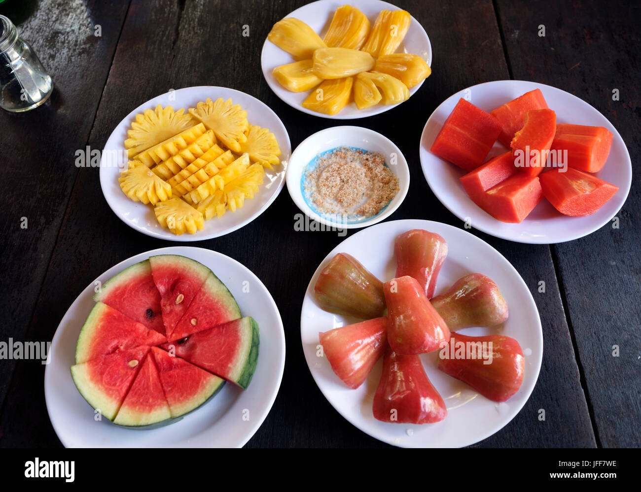 Platten mit tropischen Früchten Stockfoto
