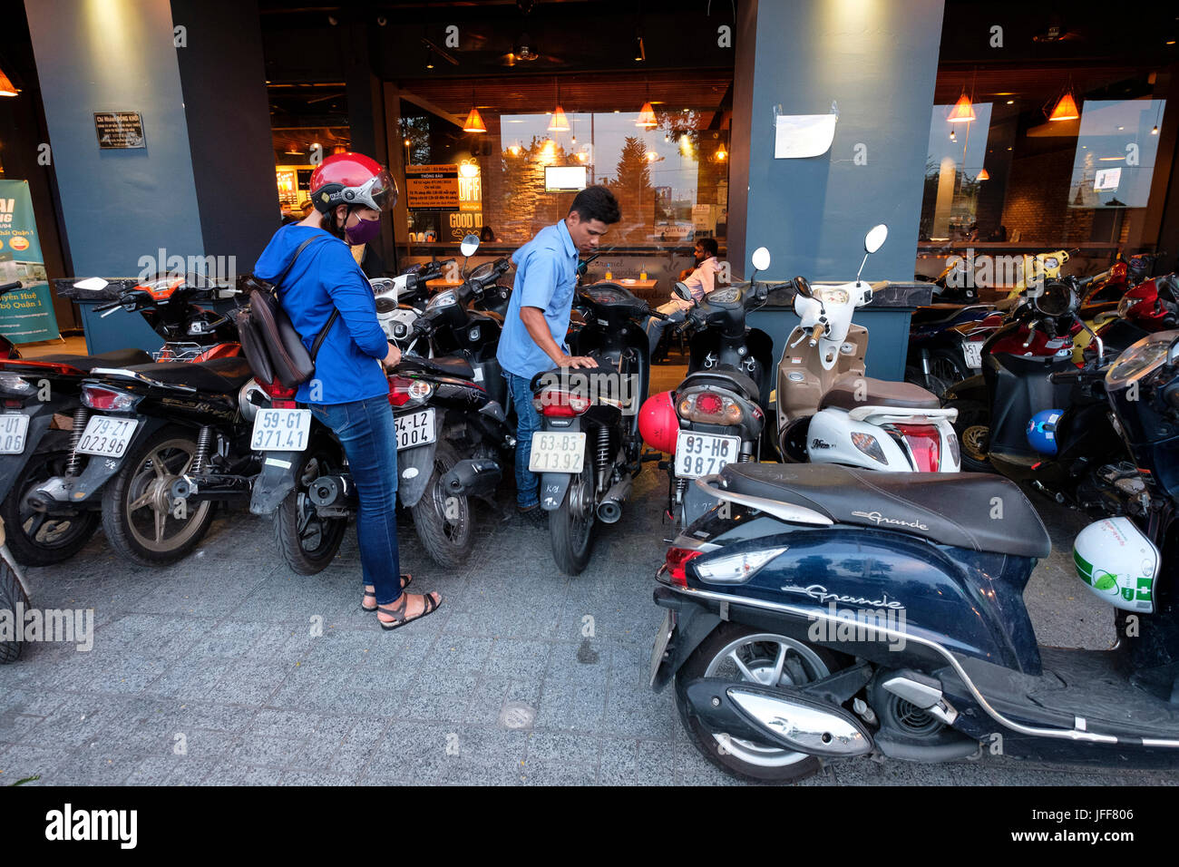 Hunderte von Personen, Motorräder auf den Straßen von Ho Chi Minh City in Vietnam, Asien Stockfoto