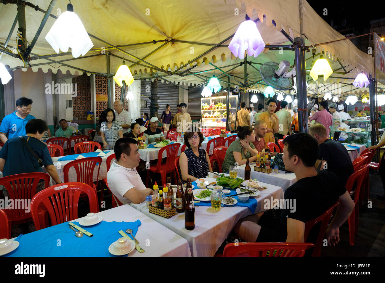 Im Außenbereich restaurant Tabellen auf einem Straßenmarkt in Ho Chi Minh City, Vietnam, Asien Stockfoto