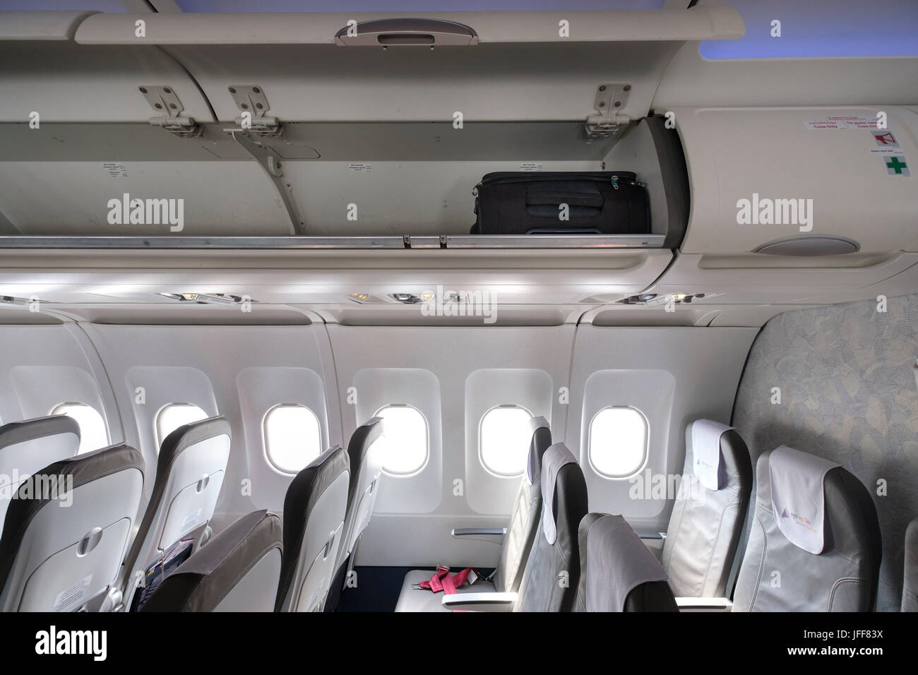 Koffer in overhead Fahrgastraum eines leeren Verkehrsflugzeug Stockfoto