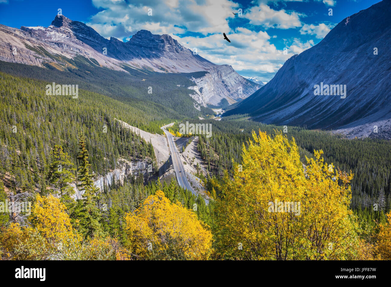 Canyoning Highway verläuft in den kanadischen Rockies Stockfoto