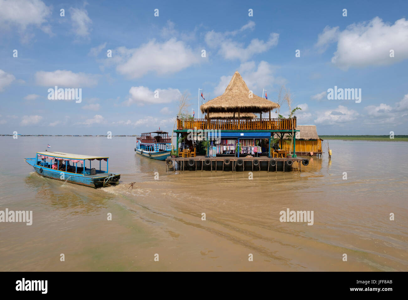 Boot direkt neben einem Gebäude auf einem schwimmenden Dorf im Mekong, Kambodscha Stockfoto