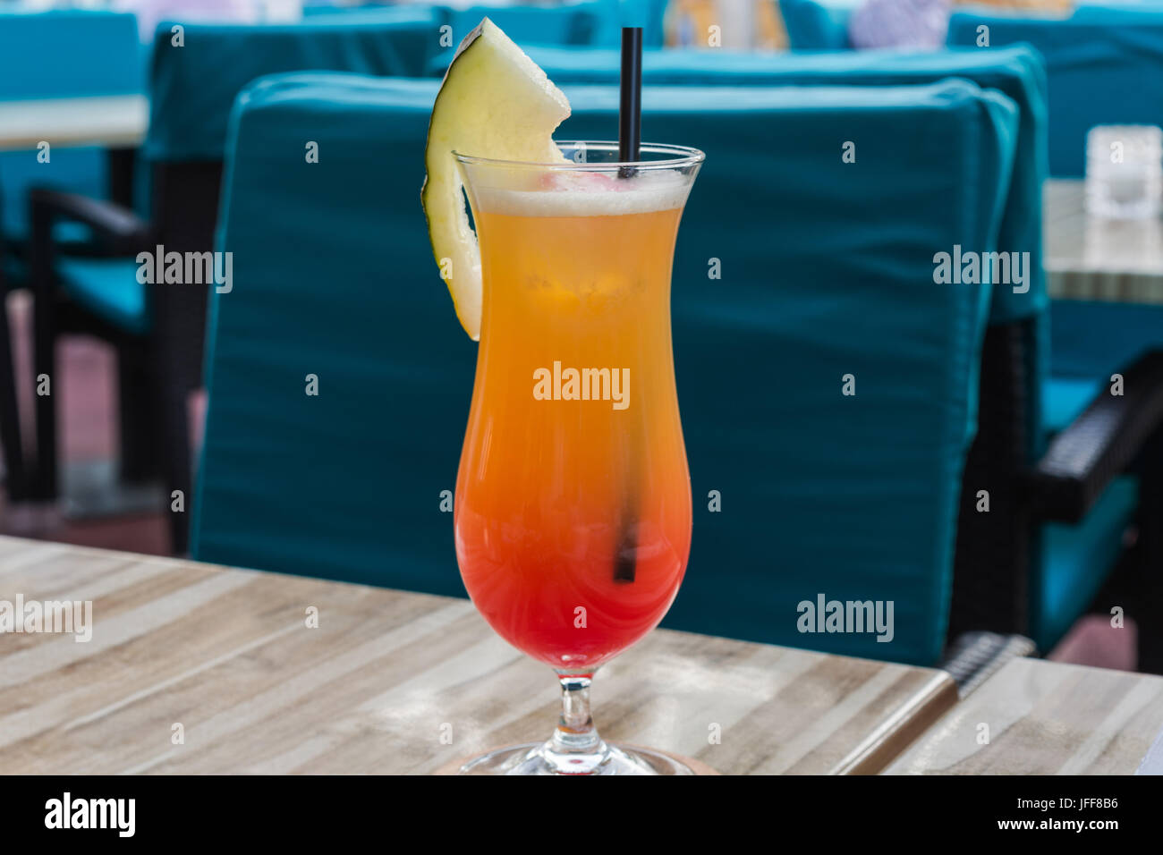 Cocktail Tequila Sunrise auf einem Tisch Stockfoto